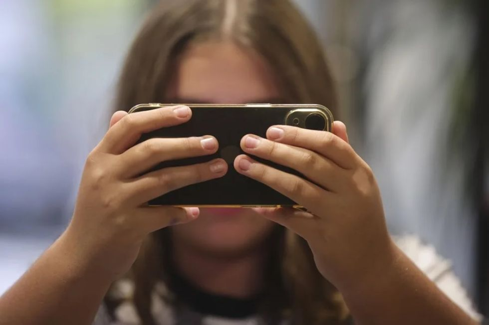 Francia marca un precedente en Europa al vetar redes sociales para menores de 15 años